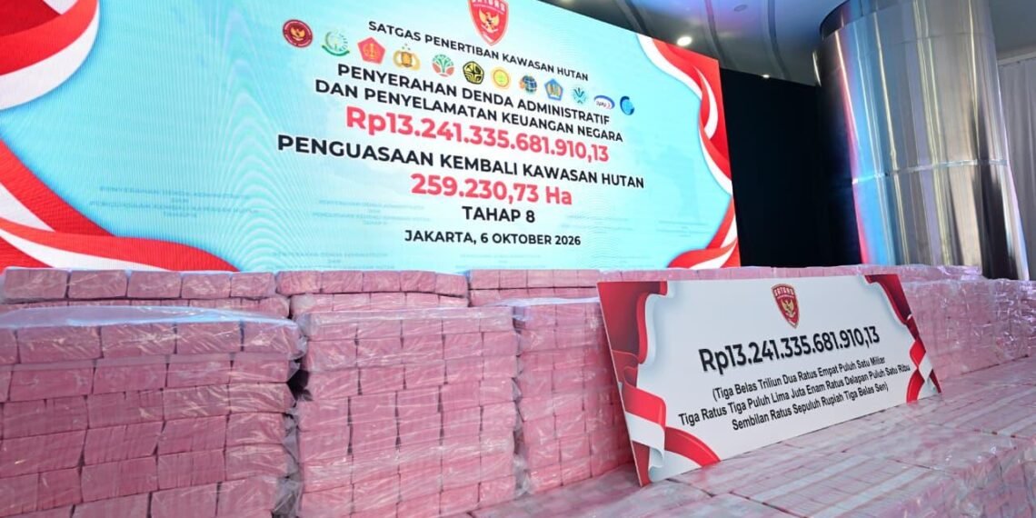 Penyerahan uang hasil kegiatan Satgas PKH.(Foto: BPMI Setpres)