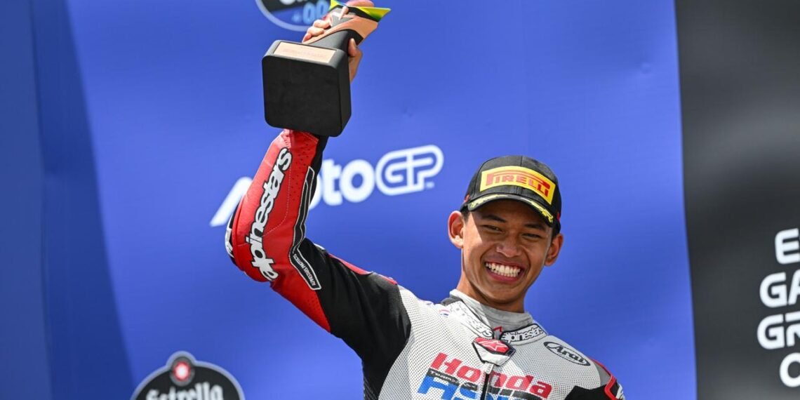 Perjalanan menuju panggung balap dunia membutuhkan perjuangan panjang. Pembalap Indonesia Mario Suryo Aji dan Veda Ega Pratama kini keduanya tampil di hadapan publik Tanah Air dalam Pertamina Grand Prix of Indonesia 2026 di Sirkuit Mandalika. (dok.itdc)