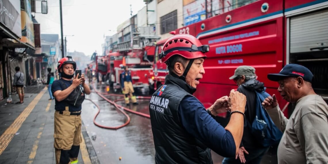 Wali Kota Bogor Dedie A. Rachim di lokasi kebakaran di Jalan Surya kencana, Kecamatan Bogor Tengah, Kota Bogor, Minggu (25/10/2026).(Foto: Diskominfo Kota Bogor)