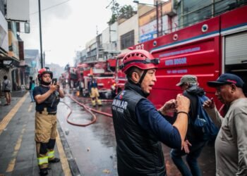 Wali Kota Bogor Dedie A. Rachim di lokasi kebakaran di Jalan Surya kencana, Kecamatan Bogor Tengah, Kota Bogor, Minggu (25/10/2026).(Foto: Diskominfo Kota Bogor)