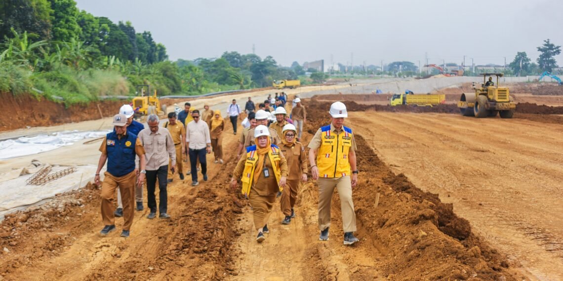 Wali Kota Bogor, Dedie A. Rachim, meninjau langsung pembangunan jalan, Senin (12/10/2026).(Foto: Humas Pemkot Bogor)
