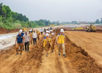 Wali Kota Bogor, Dedie A. Rachim, meninjau langsung pembangunan jalan, Senin (12/10/2026).(Foto: Humas Pemkot Bogor)