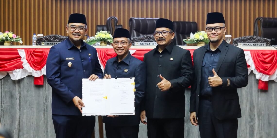 Wali Kota Bandung, Muhammad Farhan dan pimpinan DPRD Kota Bandung.(Foto: Humas Pemkot Bandung)