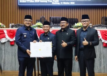 Wali Kota Bandung, Muhammad Farhan dan pimpinan DPRD Kota Bandung.(Foto: Humas Pemkot Bandung)