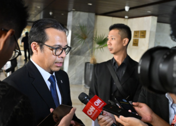 Wamenkomdigi Nezar Patria memberikan keterangan kepada awak media usai menghadiri Rapat Paripurna di Gedung Nusantara II, Kompleks Parlemen, Jakarta Pusat, Selasa (06/10/2026). Foto: Ardi Widiyansah/Komdigi