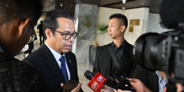 Wamenkomdigi Nezar Patria memberikan keterangan kepada awak media usai menghadiri Rapat Paripurna di Gedung Nusantara II, Kompleks Parlemen, Jakarta Pusat, Selasa (06/10/2026). Foto: Ardi Widiyansah/Komdigi