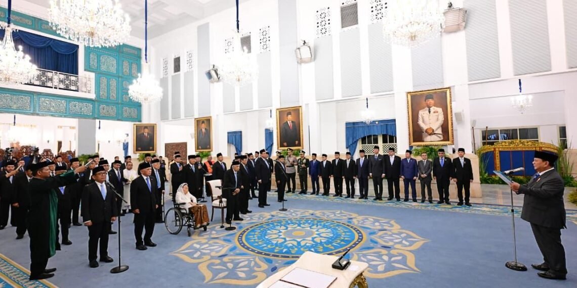 Presiden Prabowo Subianto resmi mengangkat 26 anggota Dewan Pertimbangan Presiden (Wantimpres) Republik Indonesia. Pelantikan tersebut dilaksanakan pada Jumat (02/10/2026) di Istana Negara, Jakarta.(Foto: BPMI Setpres)