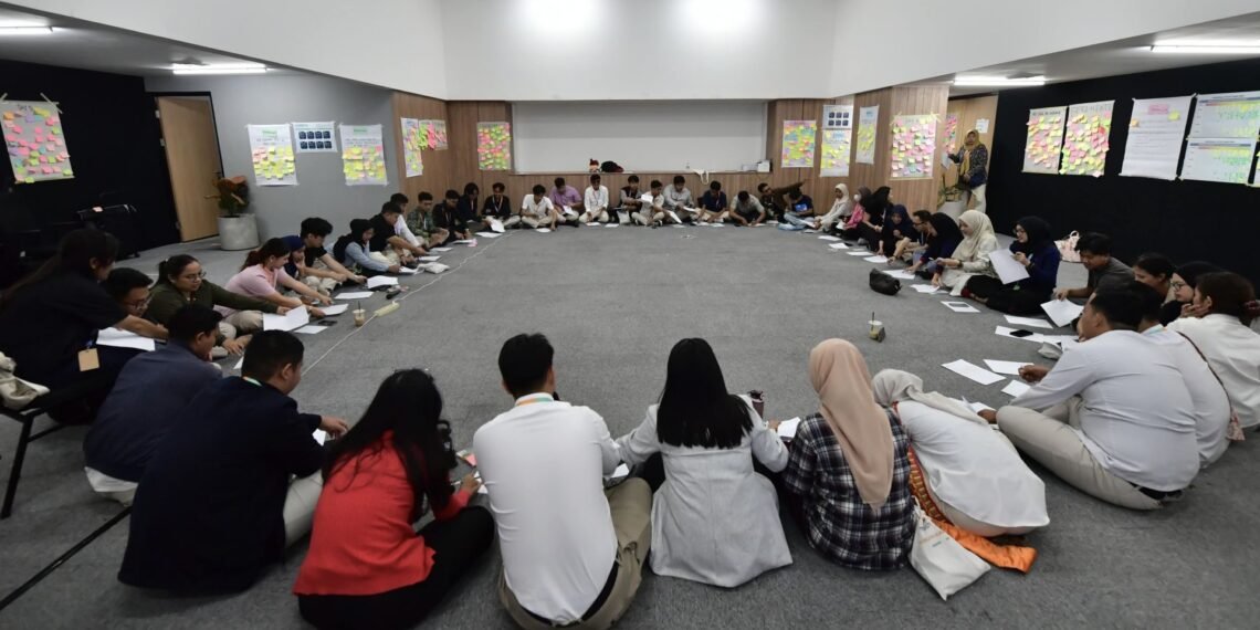 Peserta Wirasena Youth Camp 2026 menjalani sesi terakhir di ruang kelas bertepatan dengan Hari Sumpah Pemuda, Rabu (28/10). Agenda ini, yaitu refleksi dan Deklarasi Wirasena Community, berlangsung di keempat kelas dengan fasilitator. (dok.Bagus/Kemenpora)