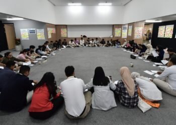 Peserta Wirasena Youth Camp 2026 menjalani sesi terakhir di ruang kelas bertepatan dengan Hari Sumpah Pemuda, Rabu (28/10). Agenda ini, yaitu refleksi dan Deklarasi Wirasena Community, berlangsung di keempat kelas dengan fasilitator. (dok.Bagus/Kemenpora)