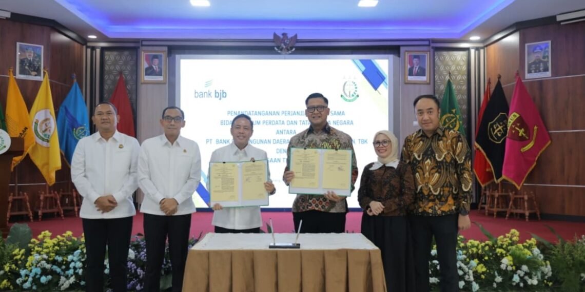 – bank bjb memperkuat sinergi dengan Kejaksaan Tinggi Banten melalui Penandatanganan Perjanjian Kerja Sama (PKS) tentang Koordinasi dan Sinergitas dalam Rangka Pelaksanaan Tugas dan Fungsi.(Foto: Website bank bjb)