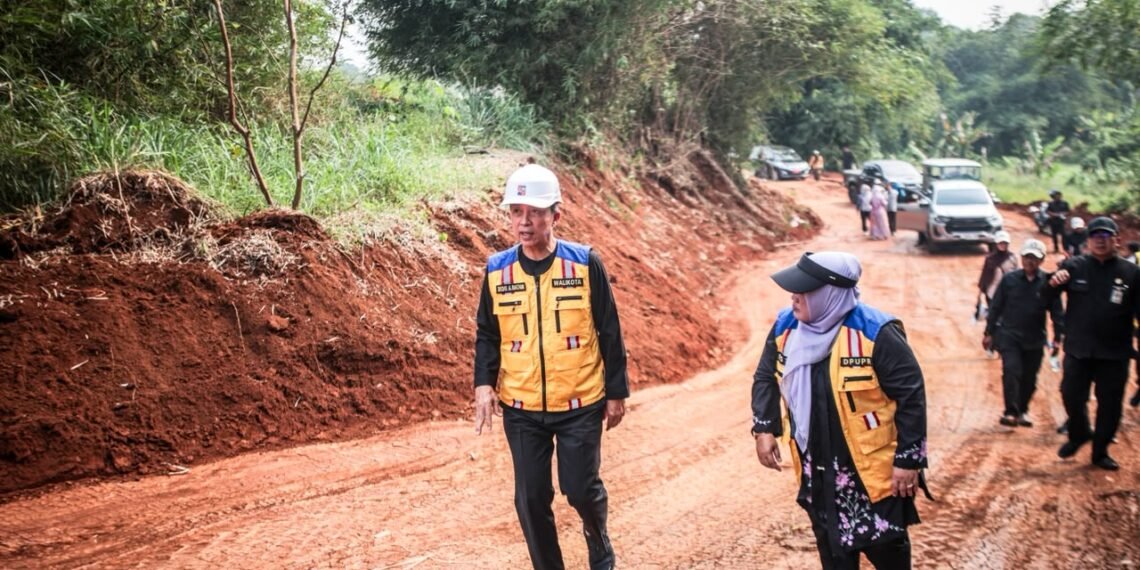 Wali Kota Bogor, Dedie A. Rachim, meninjau lahan yang akan digunakan untuk pembangunan Waste to Energy Plant atau Pengolahan Sampah menjadi Energi Listrik (PSEL) di kawasan Kayumanis, Kecamatan Tanah Sareal, Kota Bogor, Kamis (15/10/2026).(Foto: Humas Pemkot Bogor)