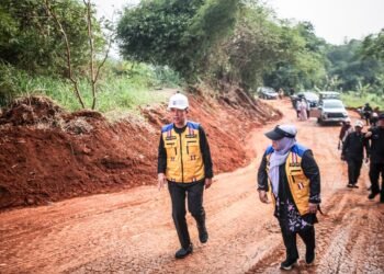 Wali Kota Bogor, Dedie A. Rachim, meninjau lahan yang akan digunakan untuk pembangunan Waste to Energy Plant atau Pengolahan Sampah menjadi Energi Listrik (PSEL) di kawasan Kayumanis, Kecamatan Tanah Sareal, Kota Bogor, Kamis (15/10/2026).(Foto: Humas Pemkot Bogor)