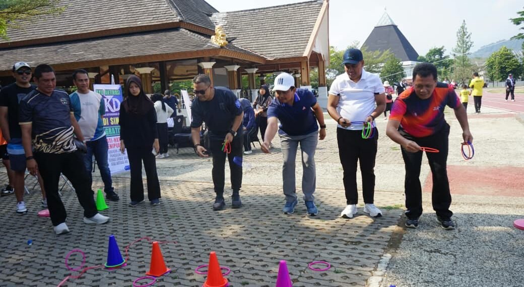 Bupati Sumedang Dony Ahmad Munir beserta jajaran mencoba ‘kaulinan barudak’ di PPS, Minggu (11/10/2026).(Foto: Diskominfo Kab. Sumedang)