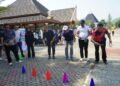 Bupati Sumedang Dony Ahmad Munir beserta jajaran mencoba ‘kaulinan barudak’ di PPS, Minggu (11/10/2026).(Foto: Diskominfo Kab. Sumedang)