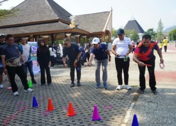 Bupati Sumedang Dony Ahmad Munir beserta jajaran mencoba ‘kaulinan barudak’ di PPS, Minggu (11/10/2026).(Foto: Diskominfo Kab. Sumedang)