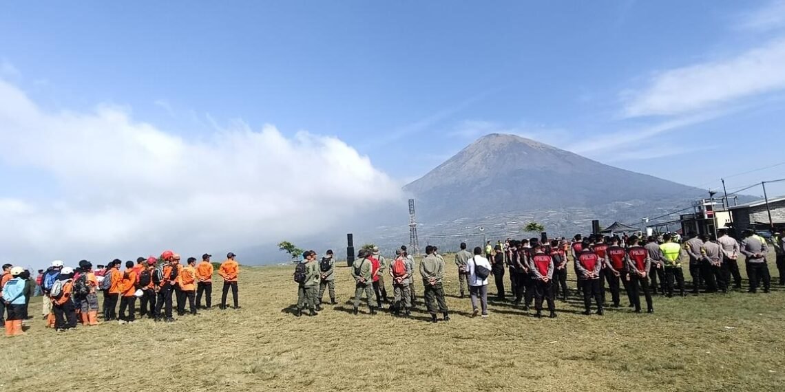 Tim gabungan masih disiagakan di kawasan Gunung Sumbing dan berupaya memadamkan api di lahan tersebut, Rabu (22/10). (Foto: BPBD Provinsi Jawa Tengah)
