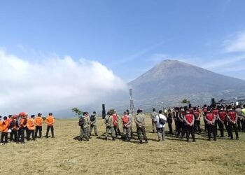 Tim gabungan masih disiagakan di kawasan Gunung Sumbing dan berupaya memadamkan api di lahan tersebut, Rabu (22/10). (Foto: BPBD Provinsi Jawa Tengah)