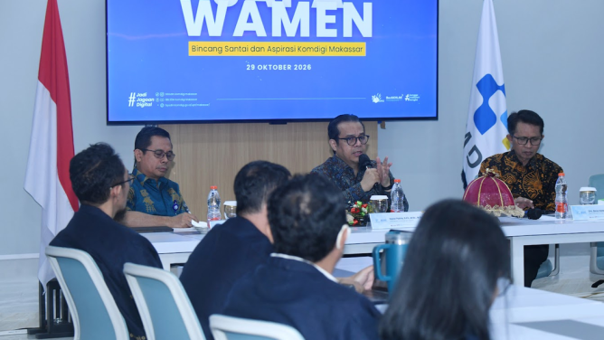 Wamenkomdigi Nezar Patria saat berdiskusi bersama para pegawai di Balai Besar Pelatihan SDM Komdigi Makassar, Sulawesi Selatan, Kamis (29/10/2026). Foto: AYH/Komdigi