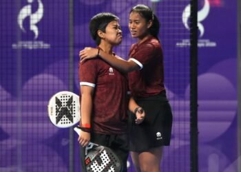 Isak tangis haru dan raut bangga menyelimuti wajah pasangan ganda putri padel Indonesia, Fadona/Fitriani usai memastikan medali perak di Asian Games Aichi-Nagoya 2026.(foto:Akbar/kemenpora.go.id)