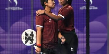 Isak tangis haru dan raut bangga menyelimuti wajah pasangan ganda putri padel Indonesia, Fadona/Fitriani usai memastikan medali perak di Asian Games Aichi-Nagoya 2026.(foto:Akbar/kemenpora.go.id)