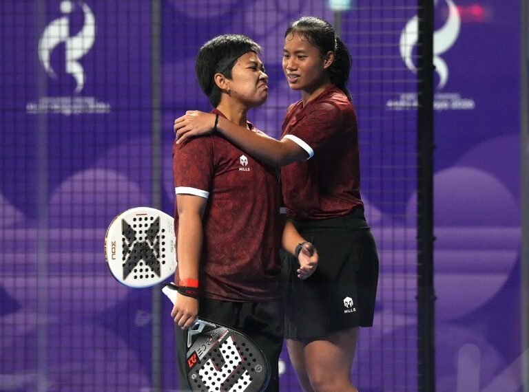 Isak tangis haru dan raut bangga menyelimuti wajah pasangan ganda putri padel Indonesia, Fadona/Fitriani usai memastikan medali perak di Asian Games Aichi-Nagoya 2026.(foto:Akbar/kemenpora.go.id)