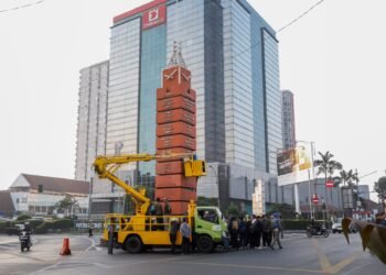 Pembersihan vandalisma di simpang lima Kota Bandung.(Foto: Humas Pemkot Bandung)