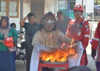 Seorang warga memadamkan api pada Sosialisasi Major Emergency Drill di Aula Balai Desa Majakerta, Kecamatan Balongan, Kabupaten Indramayu, Selasa (20/10/2026) yang digelar PT Pertamina Patra Niaga Refinery Unit Balongan.(Foto: Istimewa)