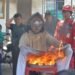 Seorang warga memadamkan api pada Sosialisasi Major Emergency Drill di Aula Balai Desa Majakerta, Kecamatan Balongan, Kabupaten Indramayu, Selasa (20/10/2026) yang digelar PT Pertamina Patra Niaga Refinery Unit Balongan.(Foto: Istimewa)